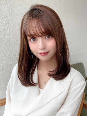 後れ毛が可愛い顔周りレイヤーナチュラルアッシュ