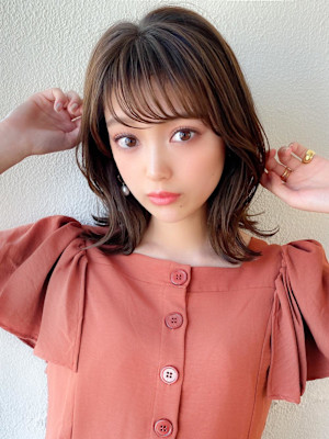 後れ毛が可愛い顔周りレイヤーナチュラルアッシュ