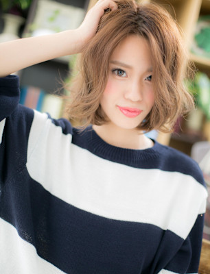 ことりベージュ小顔外国人風外ハネ大人ボブ　くすみベージュ