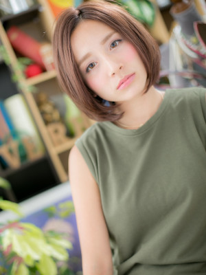 ミルクティアッシュ小顔前下がりぶつ切りボブ　細めハイライト