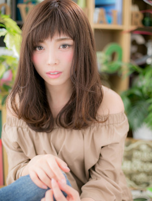 斜めバングの大人かわいいオン眉ストカール　韓国風巻き