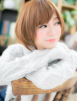 ペールベージュ大人ガーリー前下がりボブ　くすみベージュ