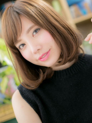 斜めバングココアベージュ艶カラー大人ボブ　くすみベージュ