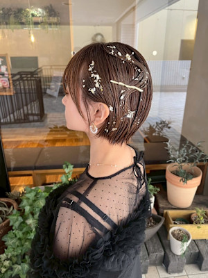 ショートヘアアレンジ  お呼ばれダウンスタイル  金箔　卒業