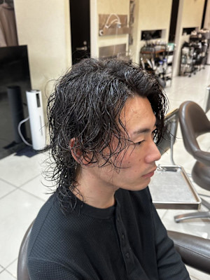 毛流れセンターパート無造作パーマツーブロック刈り上げ