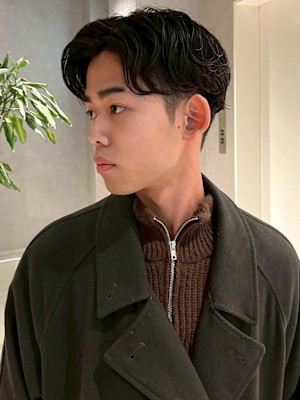 波巻きパーマ アップバング ツーブロック 刈り上げ 20代