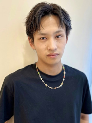 センターパート/ツーブロック/アッシュブラック／ウルフカット