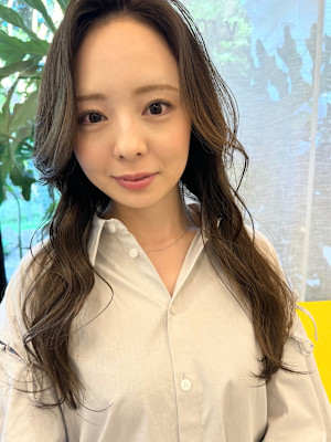 春夏にぴったりなオリーブベージュカラー