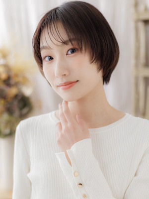 小顔シースルーバングショートカットレイヤー　フェザーショート