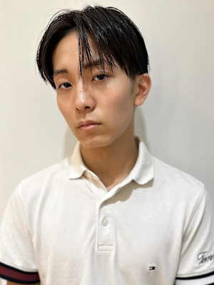 センターパート/韓国マッシュ/艶カラー／刈り上げ／渋谷/黒髪