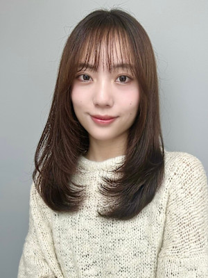 ミディアムレイヤー/くびれヘア/ベージュカラー/シースルー