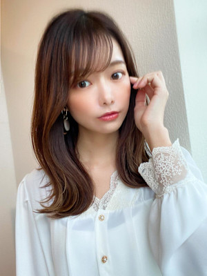 後れ毛が可愛い顔周りレイヤーナチュラルアッシュ