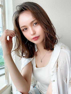 イメチェン後れ毛が可愛い顔周りレイヤー美髪アッシュベージュ