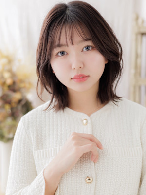 伸ばしかけ立体感ひし形くびレイヤーカット　くすみベージュ