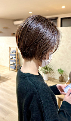 ウェイトが低めの大人ショートボブ