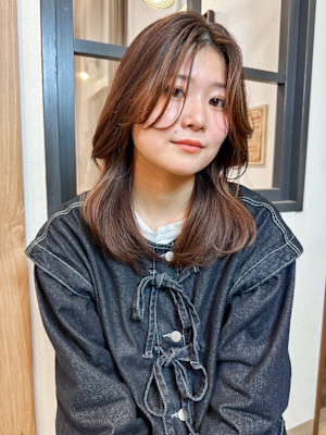 艶ブラウンで魅せる小顔セミレイヤー