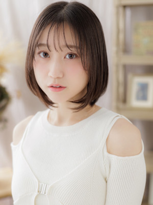 透けバング前下がり切りっぱなし黒髪ミニボブ　くすみベージュ