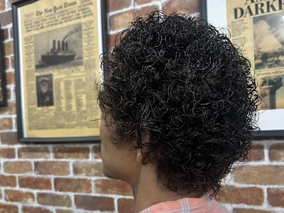 男の黒髪スパイラルパーマ