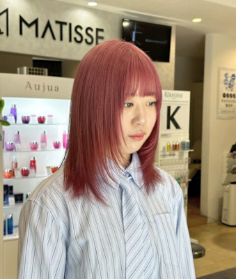 コーラルピンクの顔周りザクザクカット