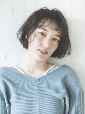 ショートボブ　ナチュラル　カール　眉上バング