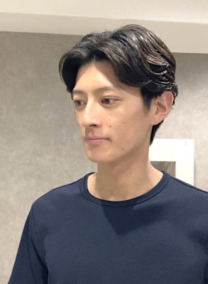 大人の男性にピッタリのニュアンスパーマセンターパートヘア