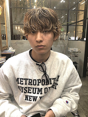 ハイライトをミックスしたカジュアルマッシュヘアスタイル