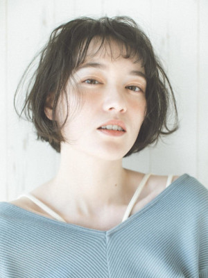 ショートボブ　ナチュラル　カール　眉上バング