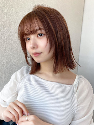 イメチェン後れ毛が可愛い顔周りレイヤー美髪アッシュベージュ 