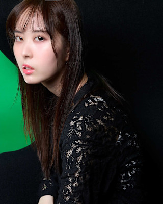 やわらかさと静かに溶け込むモードなグレージュヘアのバランス