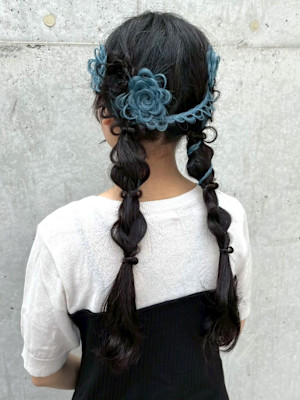 ツイン 編み下ろし お花アレンジ 個性的 イベントヘア