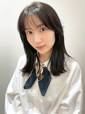 暗髪グレージュ ミディアムレイヤー シースルーバング