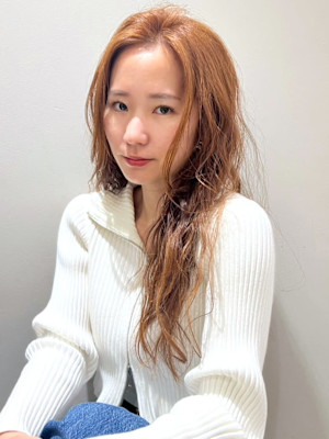 オレンジベージュ センターパート 韓国風 ウェーブ巻き