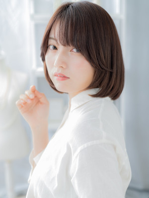 艶感斜めバング黒髪ボブディヘルシースタイル　くすみベージュ