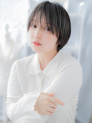 カーキグレージュ小顔束感マッシュショート　フェザーショート