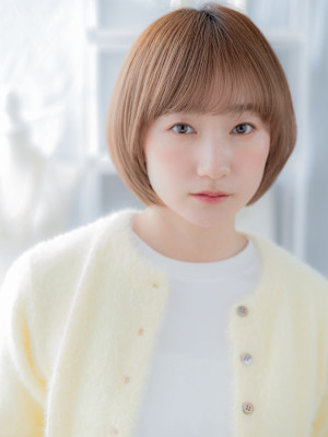 切りっぱなしナチュラルぱっつん前髪丸みボブ　細めハイライト