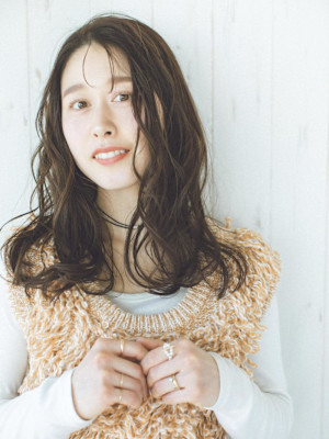 ミディアムウェーブ 薄めバング 大人可愛い 20代30代