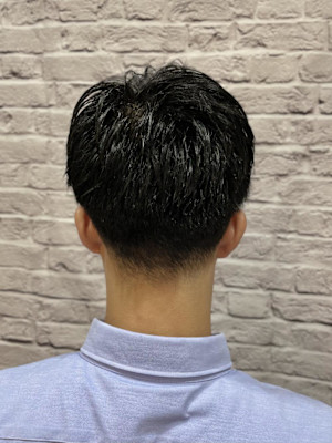 ツーブロックナチュラルアップバングショート