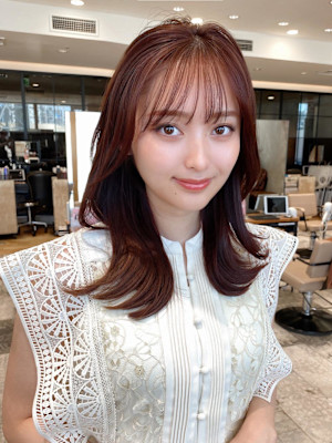 イメチェン後れ毛が可愛い顔周りレイヤー美髪アッシュベージュ 