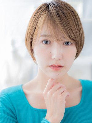 襟足すっきり流し前髪小顔シンプルショート　細めハイライト