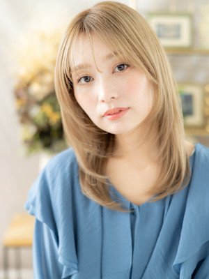 顔まわりレイヤーハイトーンカラーセミディ　ホワイトブロンド