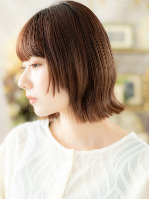 ぱっつん前髪ウルフミディアムくびレイヤー　マロンベージュボブ