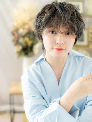 オリーブアッシュくせ毛風フェザーショート　細めハイライト