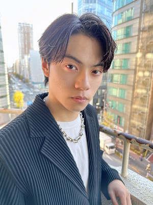 メンズセンターパートスタイル