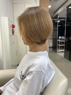 イメチェン/ホワイトブロンド/外ハネボブ/美髪/茅ヶ崎駅