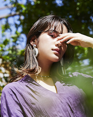 インナーカラーが映えるセミロングスタイル