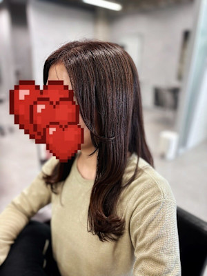 ピンクベージュのウェーブロングヘア