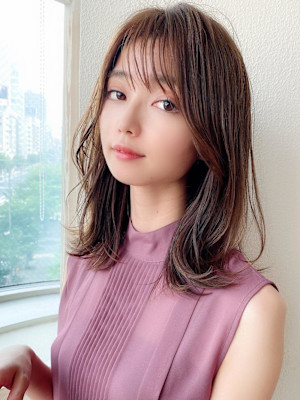 イメチェン後れ毛が可愛い顔周りレイヤー美髪アッシュベージュ 