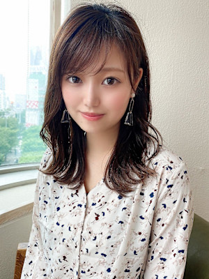 イメチェン後れ毛が可愛い顔周りレイヤー美髪アッシュベージュ 