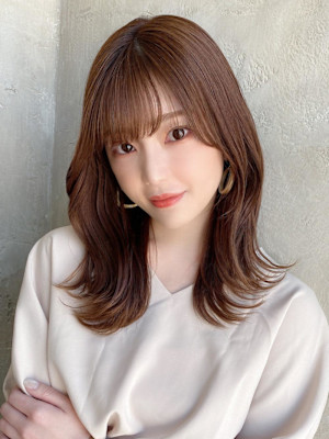 後れ毛が可愛い顔周りレイヤーナチュラルアッシュ