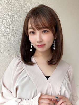 後れ毛が可愛い顔周りレイヤーナチュラルアッシュ